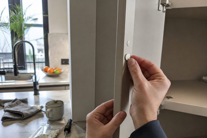 Comment poser un cache-vis propre sur des meubles déjà montés ?