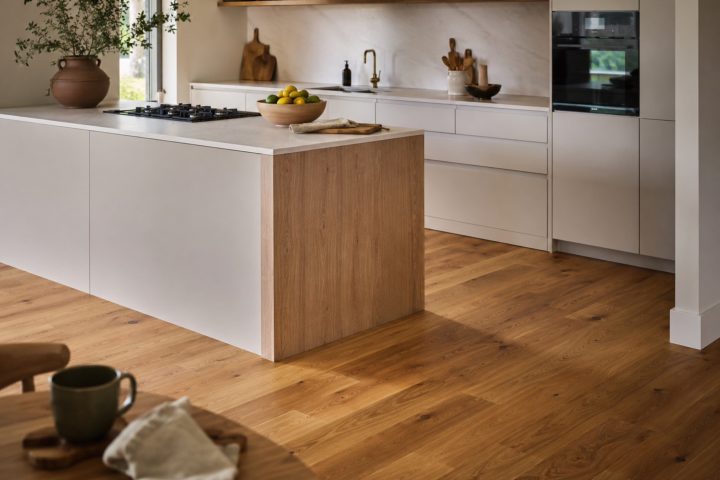 Faut-il harmoniser la cuisine avec le parquet ou s&rsquo;en détacher ?