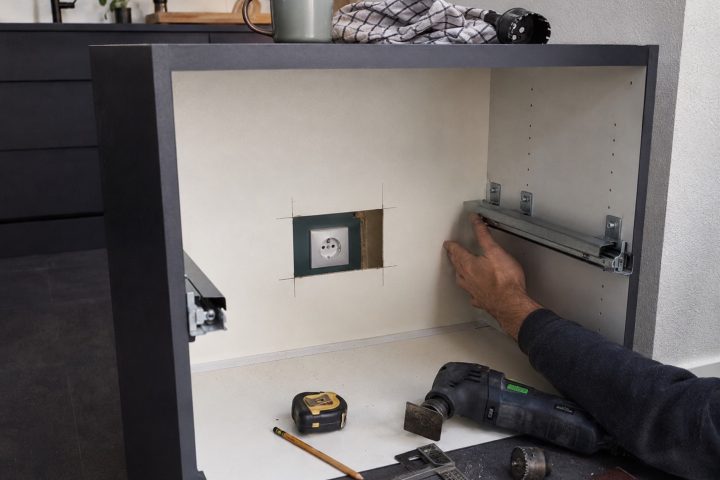 Comment refaire une découpe arrière de caisson pour laisser passer une prise ?