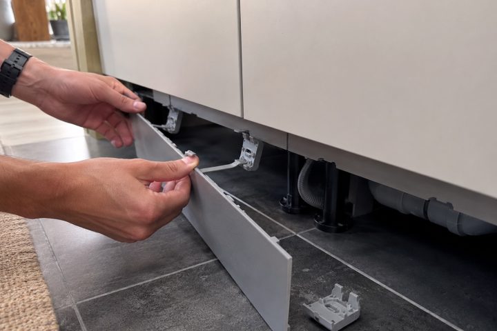 Comment démonter une plinthe clipsée sans casser les fixations ?