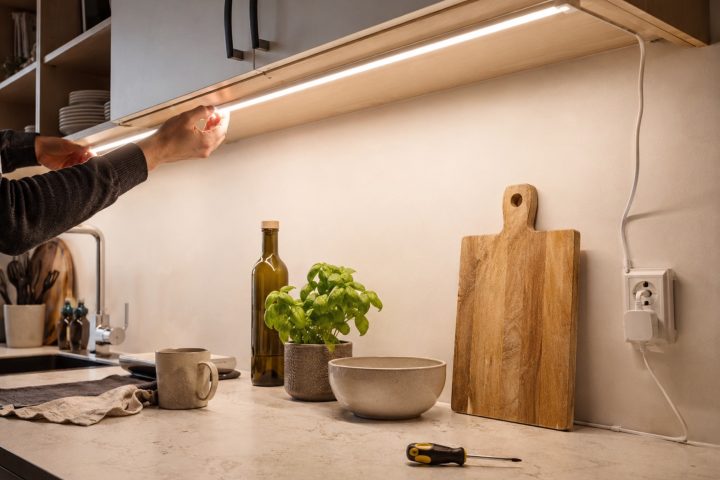 Installer un éclairage sous meuble : un plan de travail sans ombre