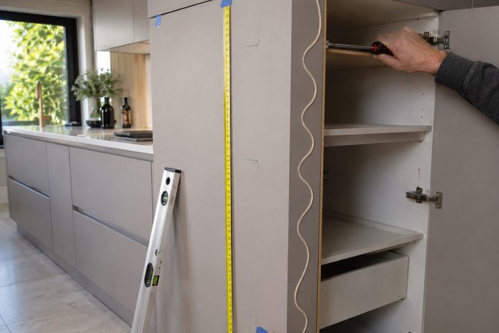 Comment fixer un panneau décoratif sur un côté de colonne visible ?
