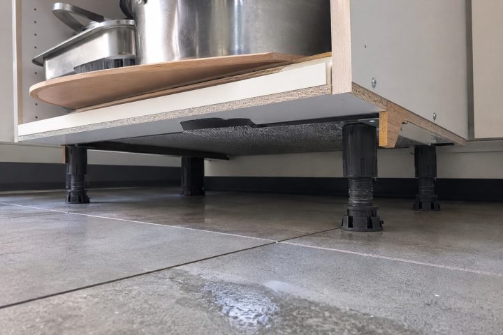 Faut-il isoler le dessous d&rsquo;un caisson posé sur carrelage très froid ?