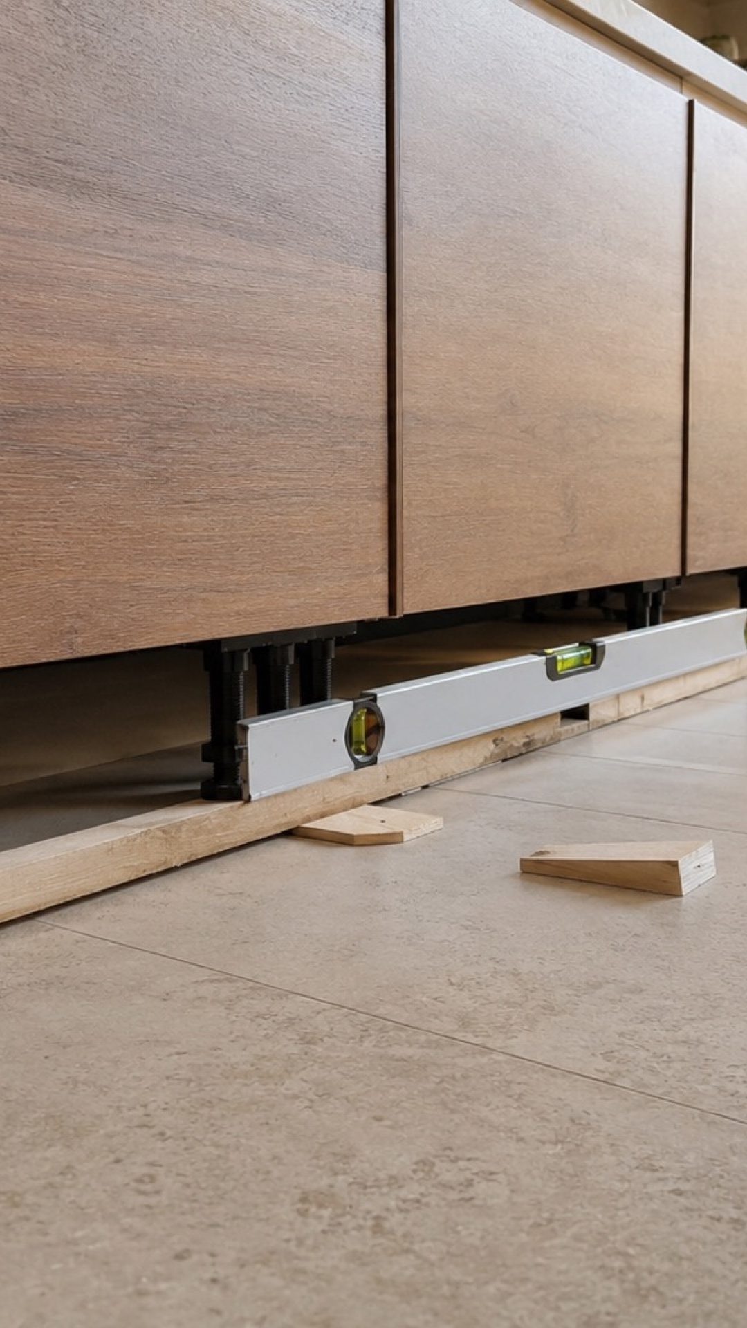 Comment refaire une petite mise à niveau avant de reposer une plinthe longue ?