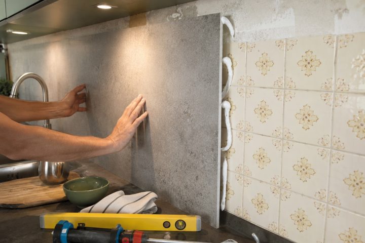 Poser une crédence sur l&rsquo;ancien carrelage, sans tout casser