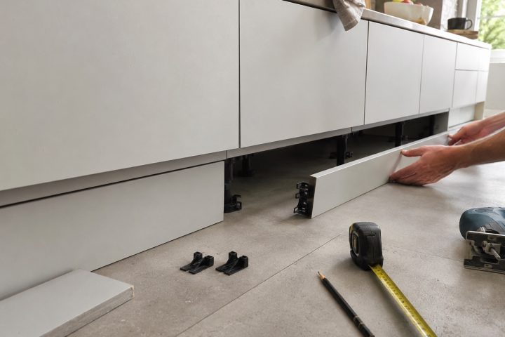 Poser une plinthe de cuisine clipsable : la finition qui protège
