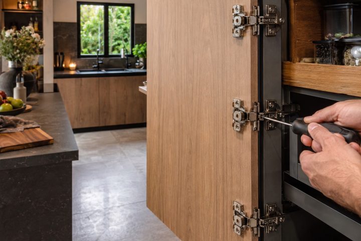 Comment recaler une porte de colonne plus lourde que les autres ?
