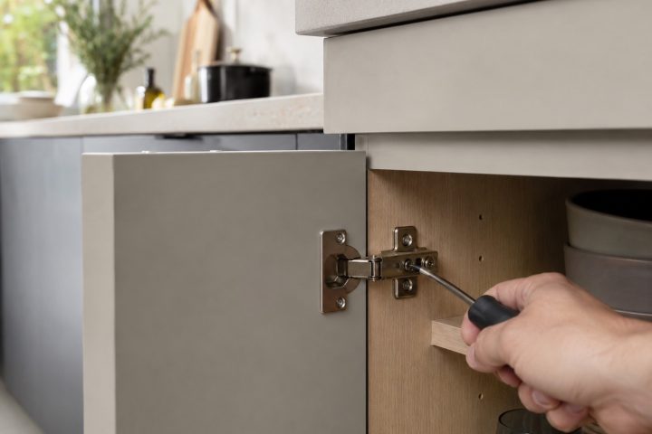 Régler ses charnières de cuisine : 3 axes, un tournevis, 10 minutes