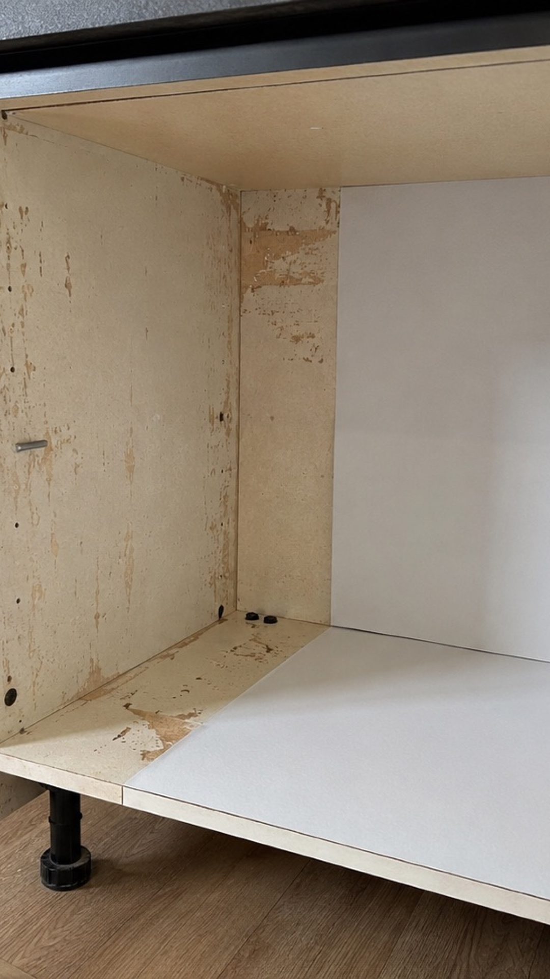 Peut-on replaquer proprement l&rsquo;intérieur d&rsquo;un caisson très marqué ?
