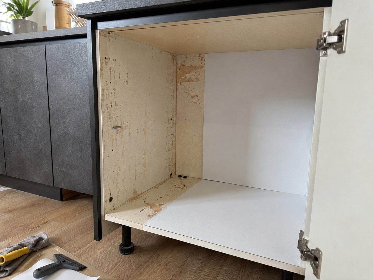Peut-on replaquer proprement l&rsquo;intérieur d&rsquo;un caisson très marqué ?