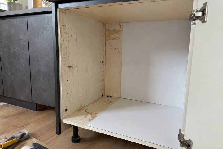 Peut-on replaquer proprement l&rsquo;intérieur d&rsquo;un caisson très marqué ?