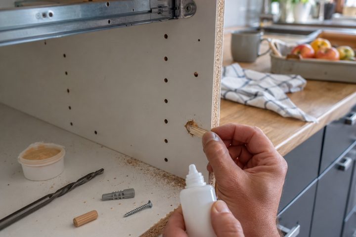 Comment sauver une vis qui tourne dans le vide dans un caisson aggloméré ?