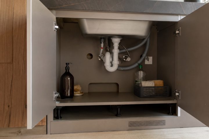 Faut-il ventiler un caisson sous évier fermé toute l&rsquo;année ?